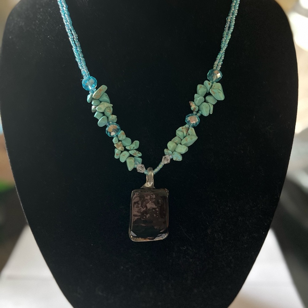 Blue howlite necklace with art glass pendant - Picture 3 of 6